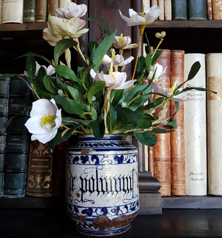 Vanitas. Fiori di carta e antichi vasi da farmacia. Una rassegna a Lonato del Garda