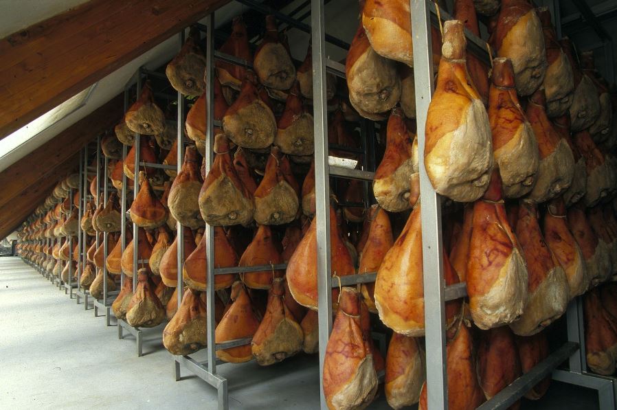 Festa del Prosciutto a Sauris, in Carnia: leggera affumicatura con legno di faggio aromatizzato con ginepro ed erbe