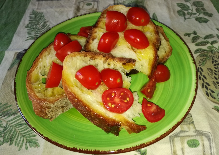 Pane fresco, olio extravergine di oliva e pomodoro: uno spuntino salutare per un’estate che sposa la Dieta Mediterranea