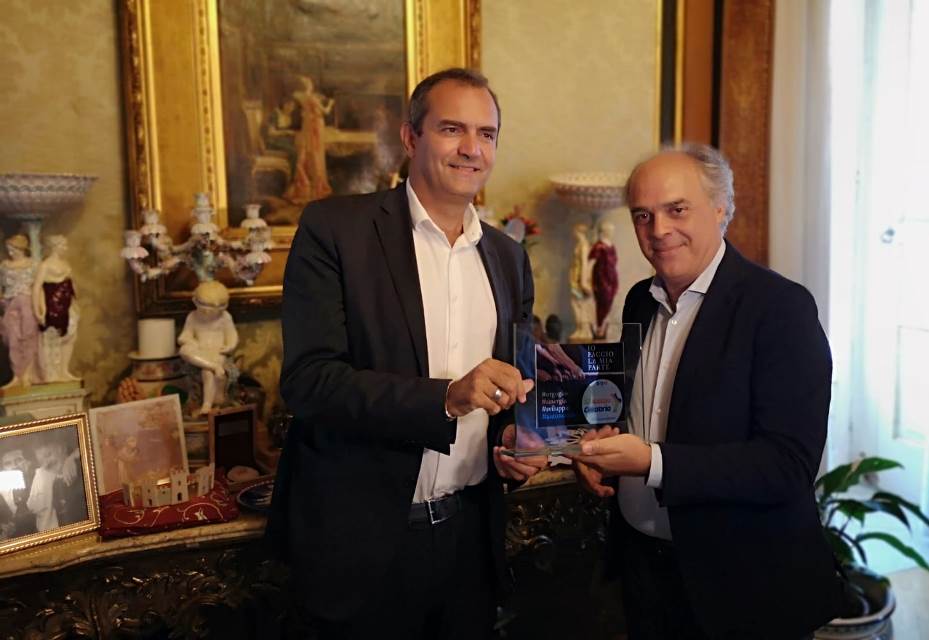 Al sindaco di Napoli, la storica capitale del Sud Italia, la targa di Io Scelgo Calabria. No al colonialismo e orgoglio delle radici