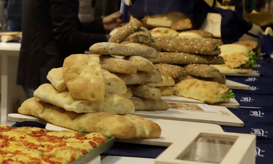 Merenda tradizionale a Rimini con Aibi: degustazioni di pane e olio, i due alimenti base della Dieta Mediterranea