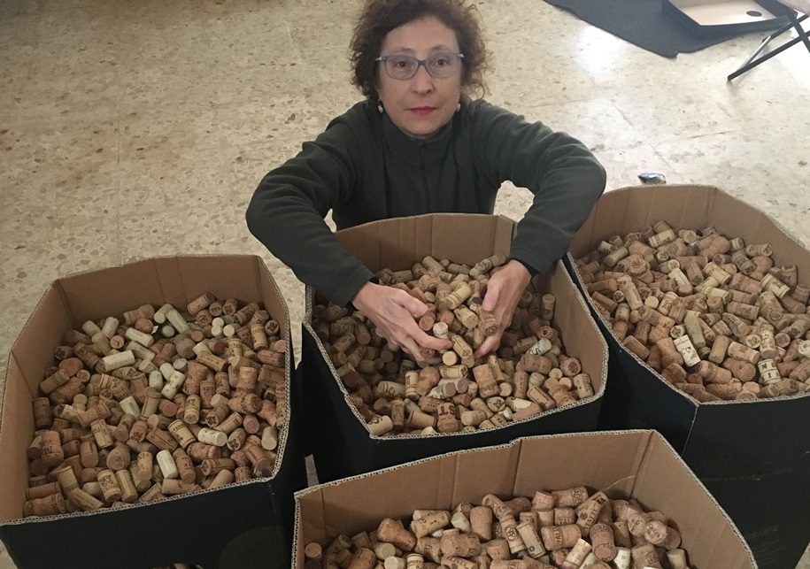 Non buttiamo nella spazzatura i tappi di sughero delle bottiglie di spumante e di vino! Una materia prima davvero importante