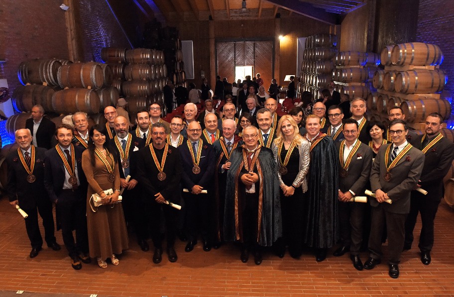 Distillerie Berta, la Corporazione degli Acquavitieri ha assegnato l’investitura a 27 nuovi Cavalieri e Dame d’Onore