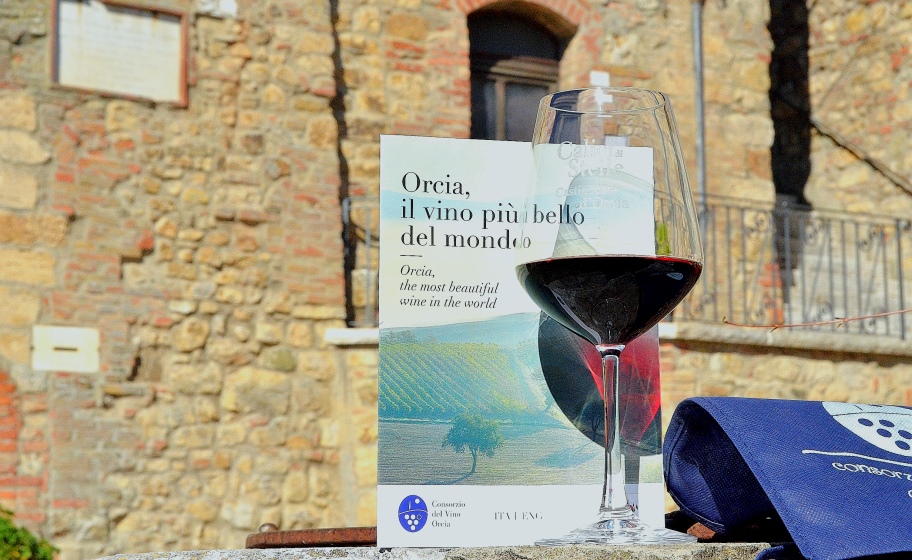 Toscana, il 10 agosto ritorna la magica notte di Calici di Stelle con le degustazioni dei grandi vini Orcia Doc