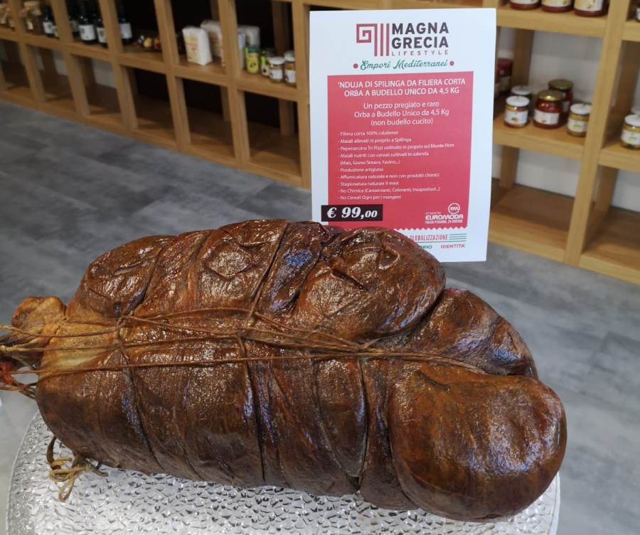 Empori Mediterranei di Magna Grecia Lifestyle, a Crotone esposta una ’Nduja di 4,5 chilogrammi a budello unico (non cucito!)