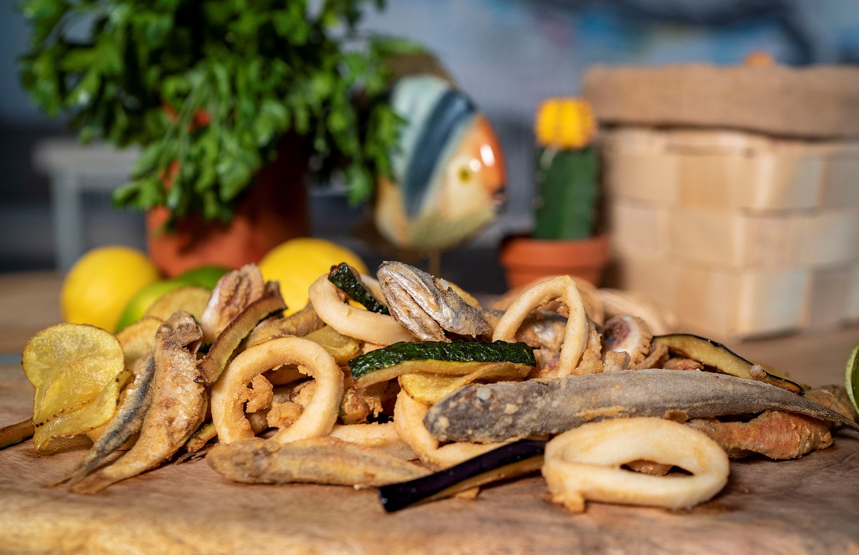Porto Vecchio nella suggestiva atmosfera dell’antica marineria crotonese, degustazioni di pesce fresco. Magna Grecia Lifestyle