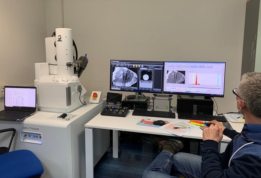 Strumentazioni tecnologiche, nuovo microscopio elettronico a scansione per il Centro Geologia e Amianto dell’Arpacal