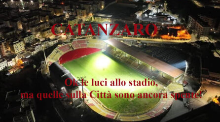 EDITORIALE – Luci accese sullo stadio, ma luci spente su una Catanzaro che rinuncia al ruolo di Capoluogo di regione