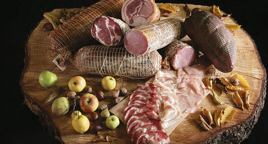 <strong>Fums, profums, salums</strong>: a Sutrio, in Carnia, la grande tradizione dei salumi. L’uso sapiente del fumo per la stagionatura