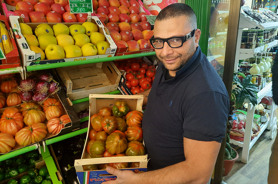 Prodotti del territorio: quel saporitissimo pomodoro costoluto in vendita dal <strong>Mago della Frutta</strong> a Montepaone Lido