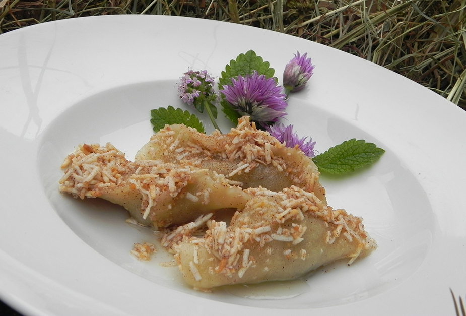 A Sutrio la Festa dei Cjarsòns, il piatto più tipico della Carnia, tra le suggestive e intatte montagne friulane